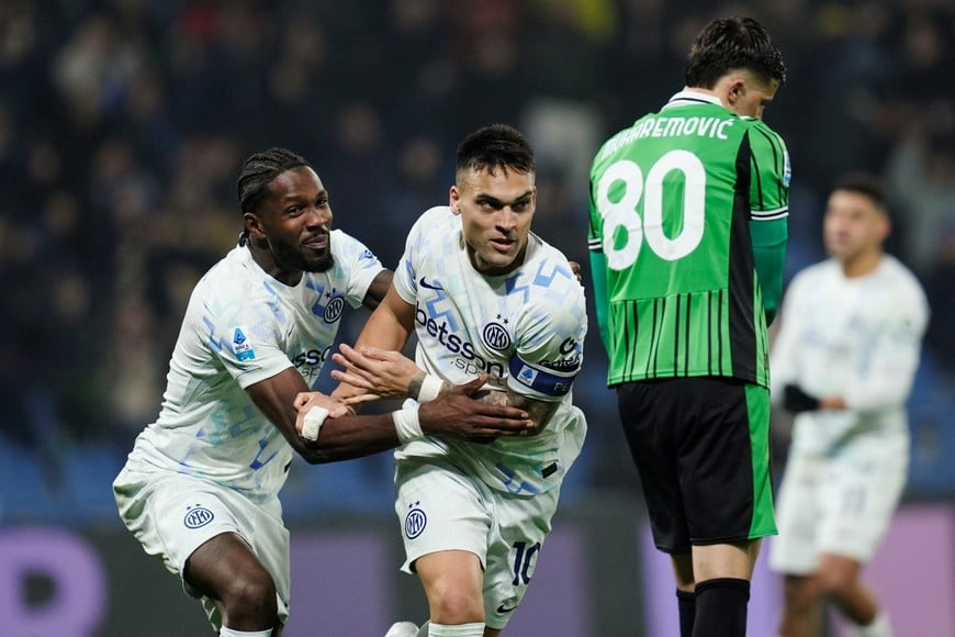 Soccer Football - Serie A - U.S. Sassuolo v Inter Milan - Mapei Stadium - Citta del Tricolore, Reggio Emilia, Italy - February 8, 2026
U Inter Milan's Lautaro Martinez celebrates scoring their third goal with Marcus Thuram REUTERS/Matteo Ciambelli