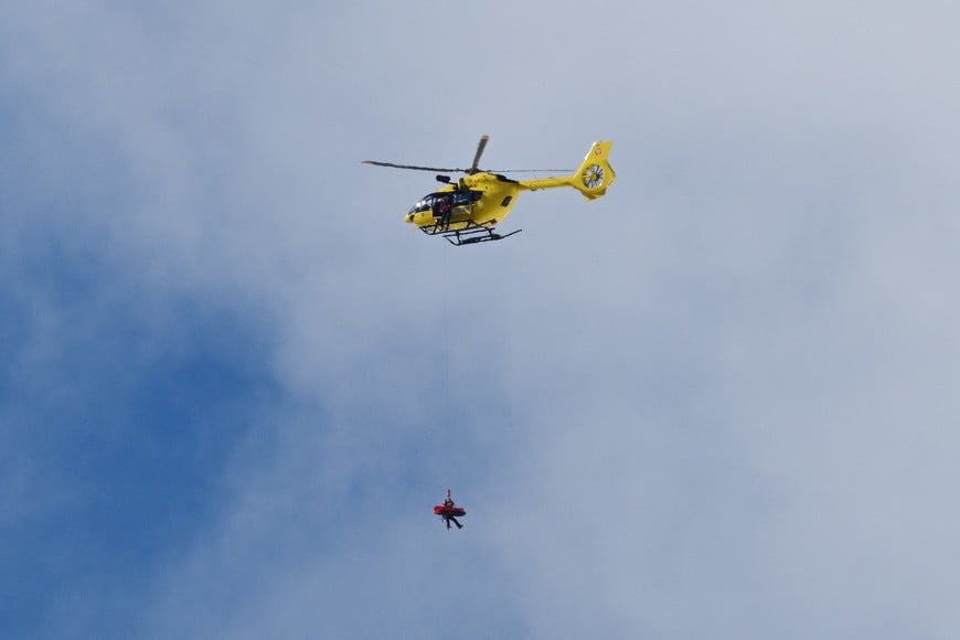 Milano Cortina 2026 Olympics - Alpine Skiing - Women's Downhill - Tofane Alpine Skiing Centre, Belluno, Italy - February 08, 2026.
A helicopter carries Lindsey Vonn of United States after she crashed during the women's downhill REUTERS/Annegret Hilse