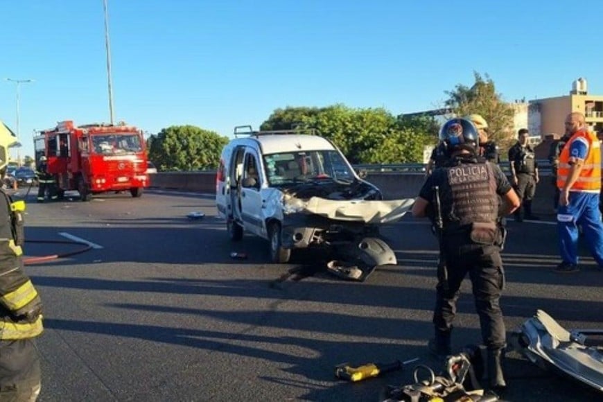 Bomberos trabajaron con herramientas hidráulicas para liberar a personas atrapadas.