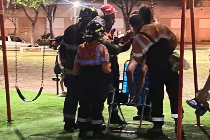 Bomberos Voluntarios de Funes intervinieron para liberar a una joven.