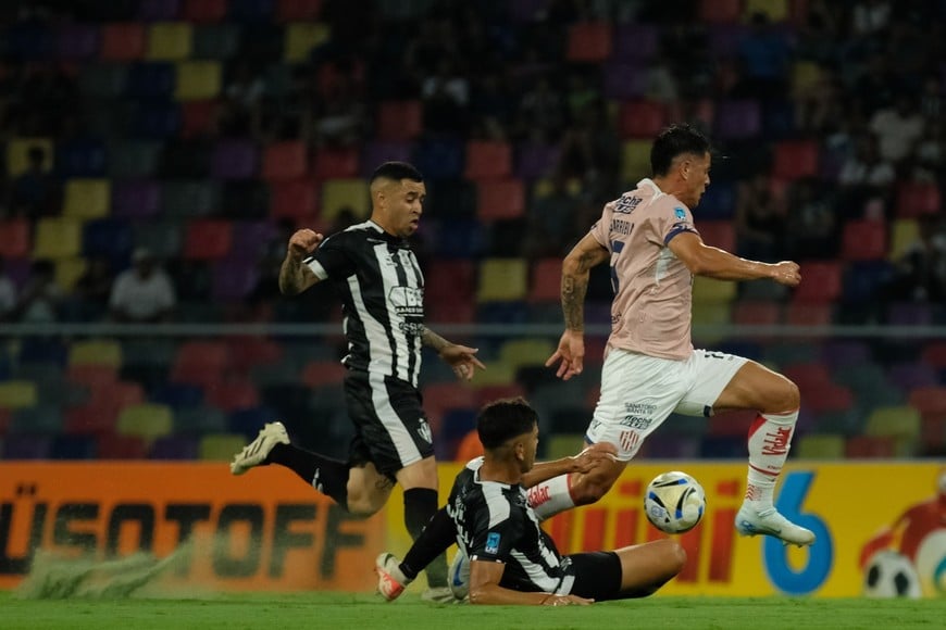 Marcelo Estigarribia intenta penetrar en la última línea de Central Córdoba pero la jugada no prosperará.