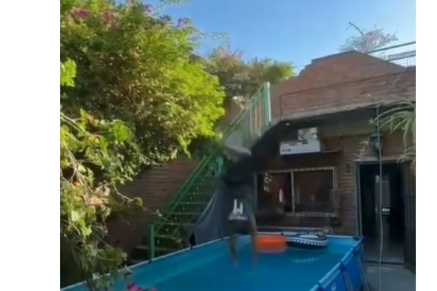 Un hombre salta desde la terraza de su casa