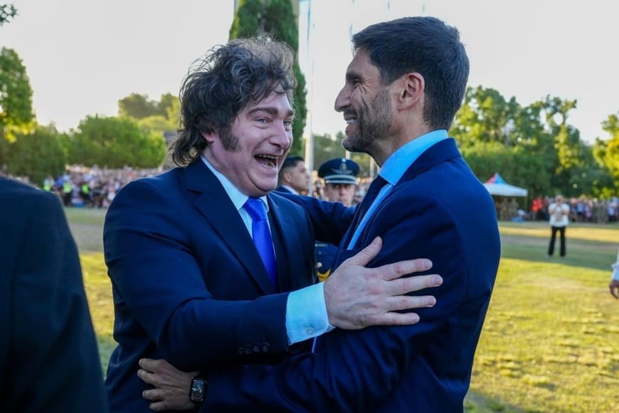 El saludo de  Milei a Maximiliano Pullaro antes del acto central en la ciudad de San Lorenzo.
