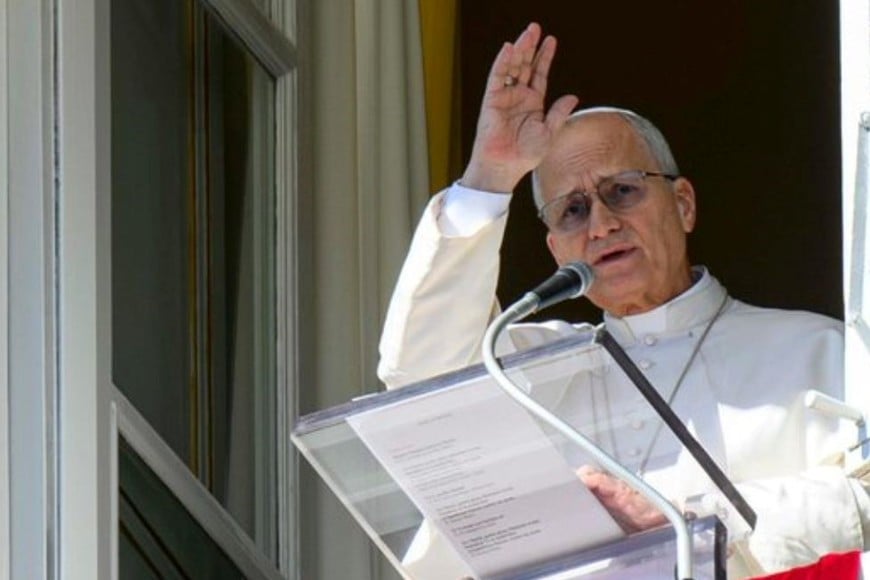León XIV habló ante miles de fieles en la Plaza de San Pedro tras el rezo del Ángelus.