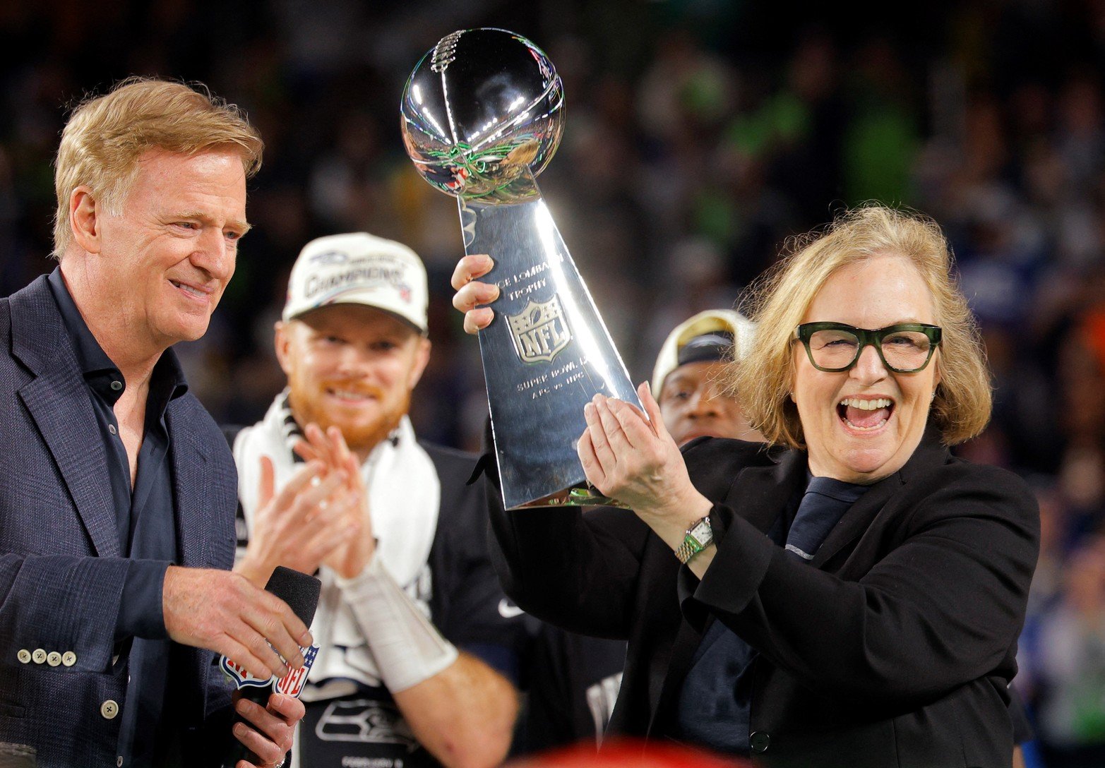 El dueño de los Seattle Seahawks, Jody Allen, celebra con el Trofeo Vince Lombardi. Créditos: REUTERS/Mike Blake 