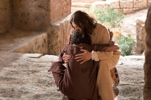 "Si compartes tu pan con el hambriento y albergas a los pobres sin techo, si cubres al que ves desnudo, entonces despuntará tu luz como la aurora (...)"