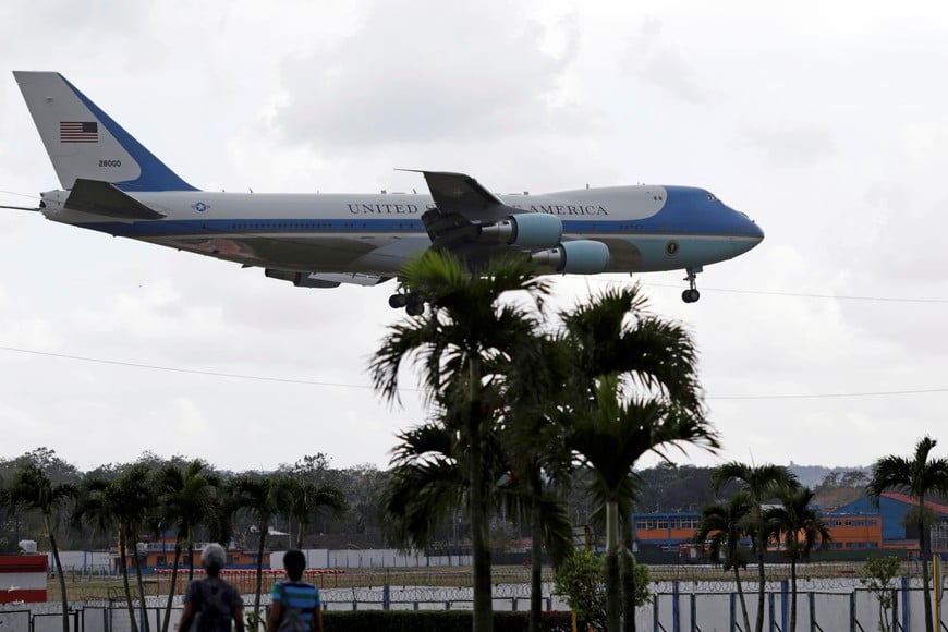 Air Force One carrying U.S. President Barack Obama and his family comes in to land at Havana's international airport, March 20, 2016. REUTERS/Ueslei Marcelino la habana cuba  avion Air Force One llegada presidente eeuu visita oficial a cuba 88 años visita   presidente eeuu a cuba