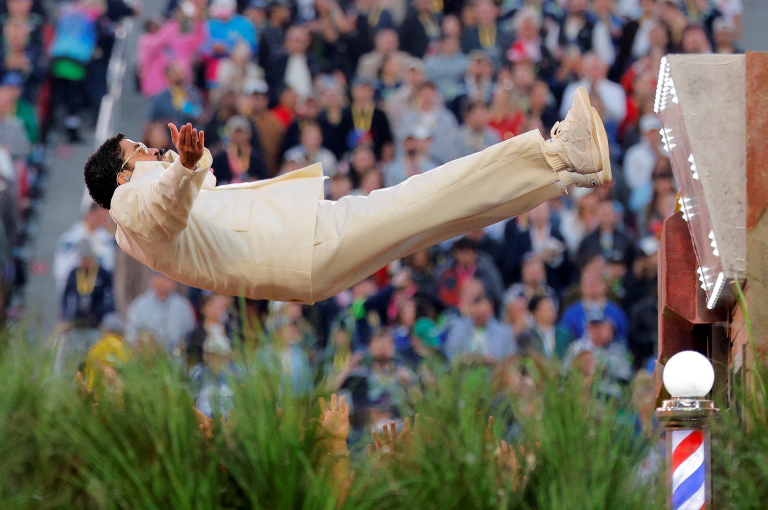 Bad Bunny se presenta durante el espectáculo de medio tiempo. Créditso: REUTERS/Mike Blake.