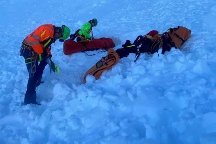 Los paramédicos constataron la muerte de dos víctimas en el lugar y el tercer sobreviviente fue llevado en helicóptero.