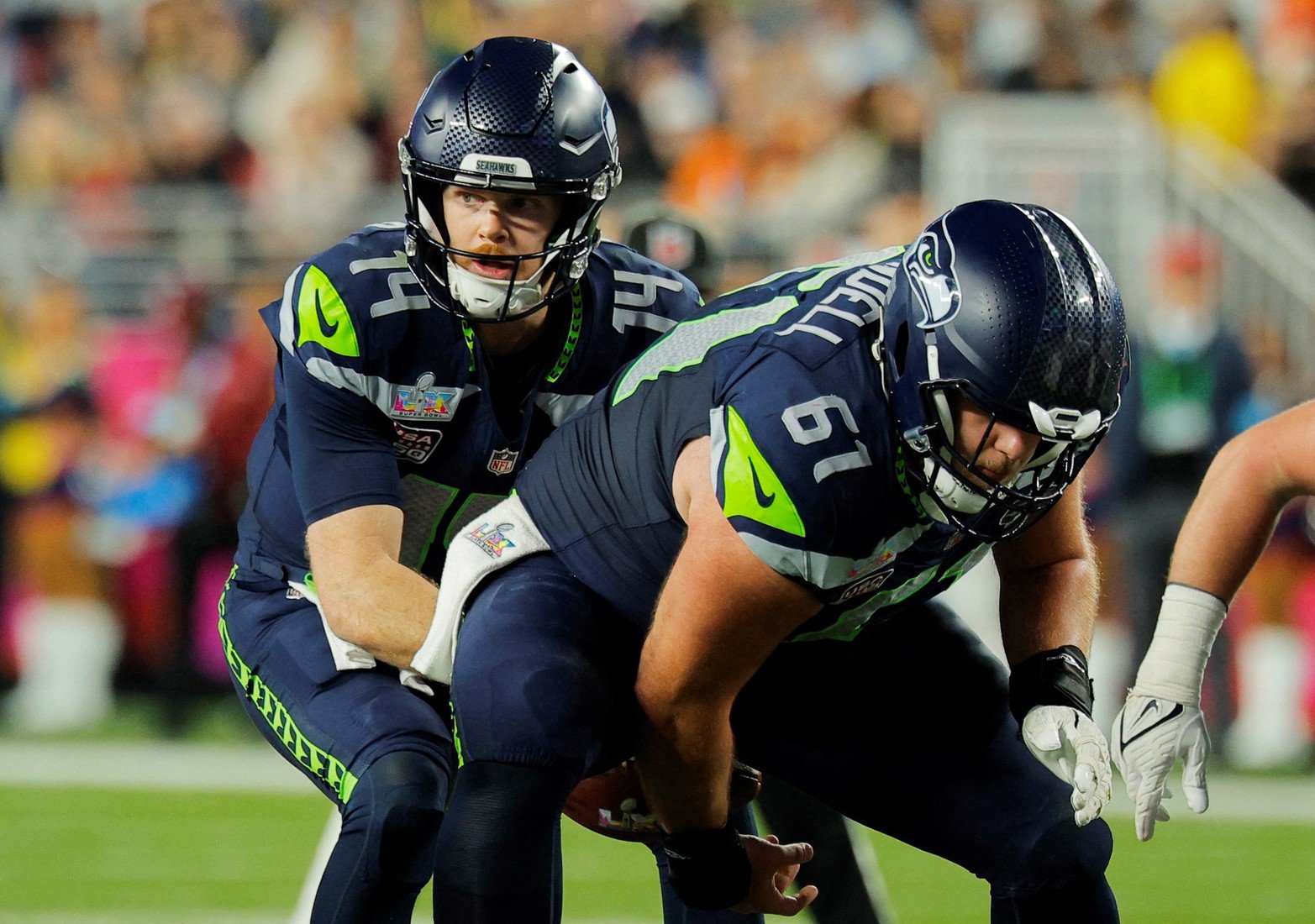 Sam Darnold y Jalen Sundell, de los Seattle Seahawks, en acción. Créditos: REUTERS/Mike Blake