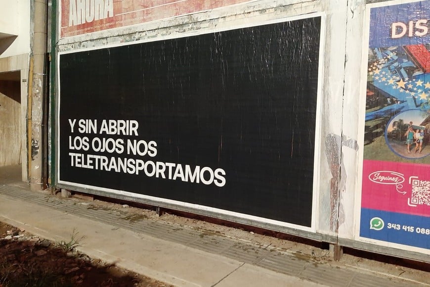 Santa Fe amaneció empapelada con frases de Babasónicos y crece la expectativa por un anuncio