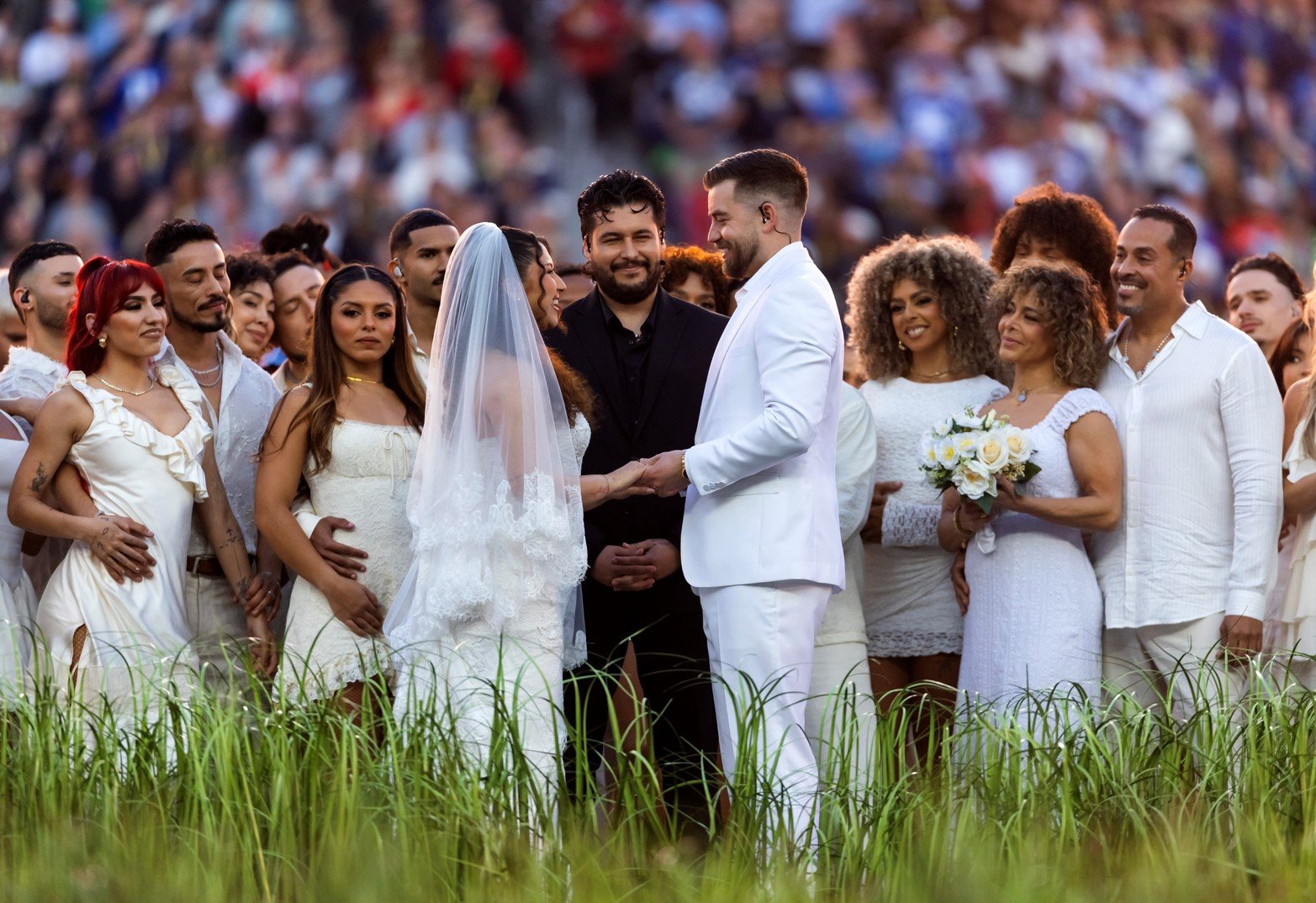 Una pareja se casa en el escenario durante el espectáculo de medio tiempo de Bad Bunny en el Super Bowl LX Créditos: Mark J. Rebilas-Imagn Images