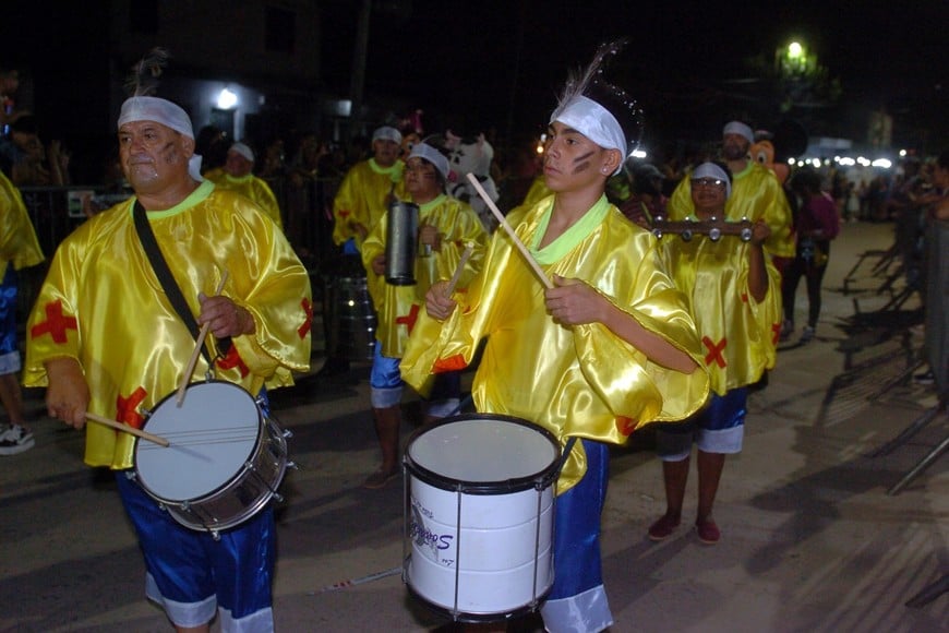 A puro redoblante por los barrios de la ciudad...

MCSF.