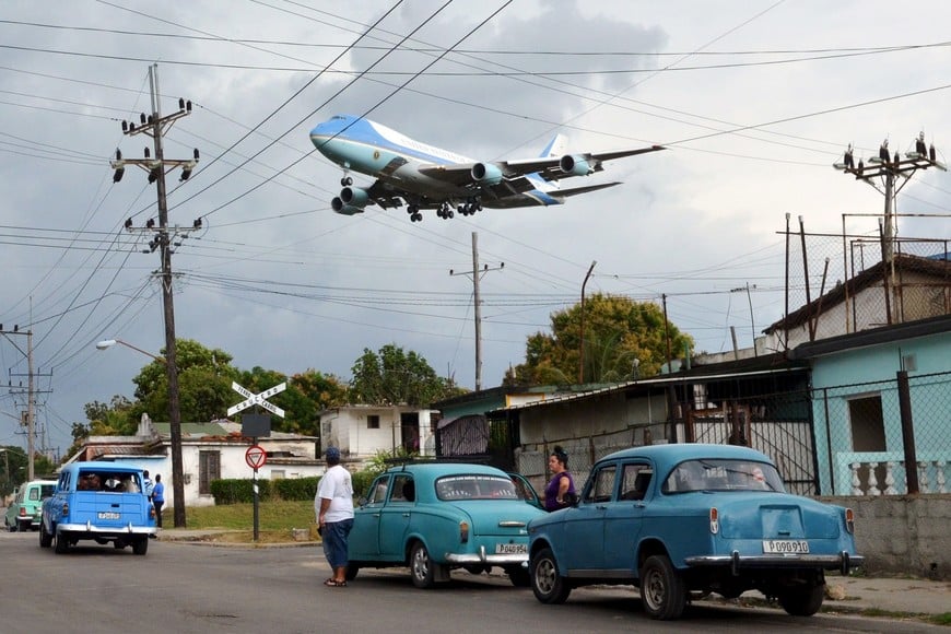 Air Force One carrying U.S. President Barack Obama and his family flies over a neighborhood of Havana as it approaches the runway to land at Havana's international airport, March 20, 2016.   REUTERS/Alberto Reyes cuba la habana  visita historica del presidente de eeuu a cuba avion presidencial air force one aterrizando en la habana