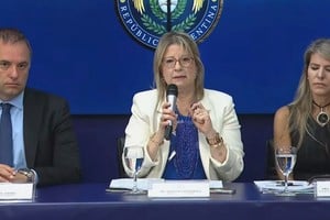 Alejandra Monteoliva, Sandra Arroyo Salgado y Manuel Adorni durante la conferencia por el caso.