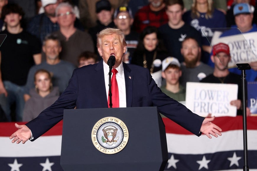 FILE PHOTO: U.S. President Donald Trump delivers a speech on energy and the economy, in Clive, Iowa, U.S., January 27, 2026. REUTERS/Kevin Lamarque/File Photo