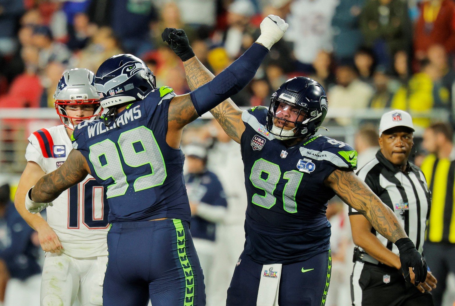 Leonard Williams y Byron Murphy II, de los Seattle Seahawks, reaccionan. Créditos: REUTERS/Mike Blake