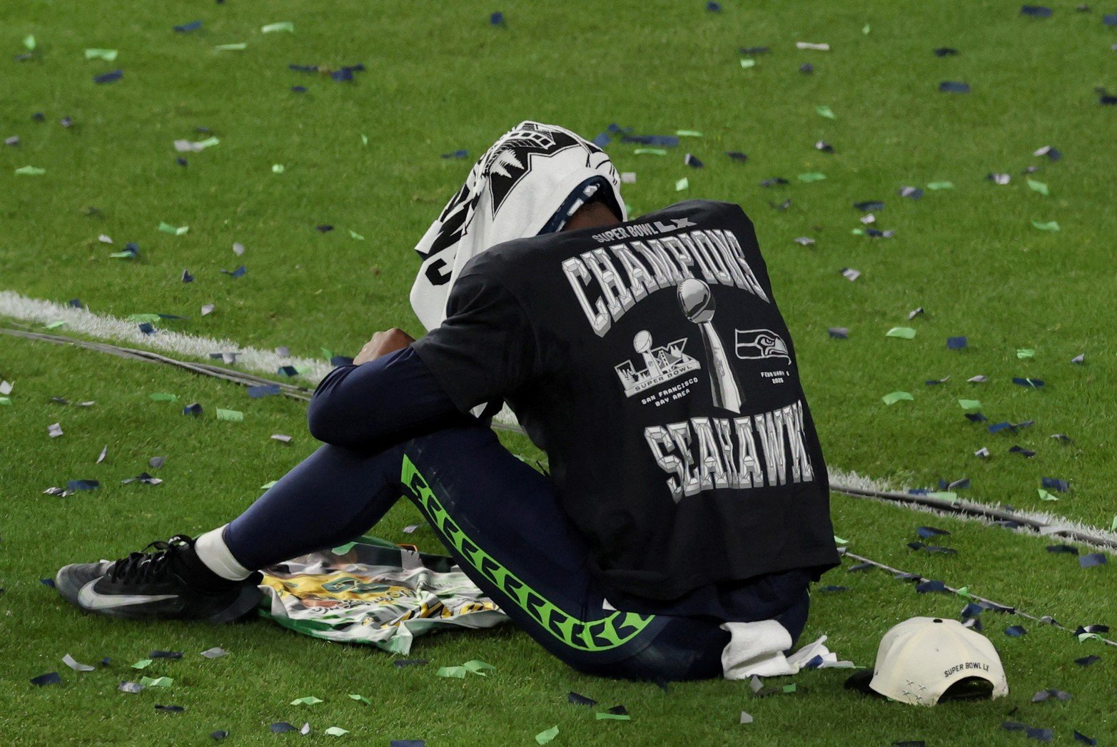 Un jugador de los Seattle Seahawks celebra tras ganar el Super Bowl LX. Créditos: REUTERS/Carlos Barria