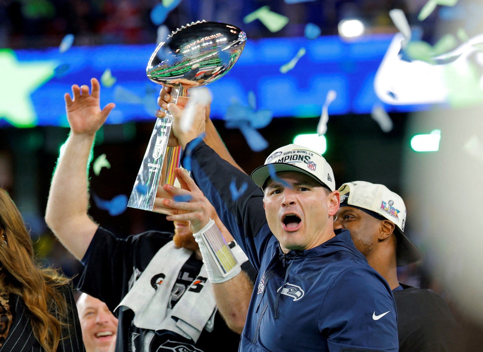 El entrenador de los Seattle Seahawks, Mike Macdonald, celebra con el Trofeo  Créditos: REUTERS/Mike Blake     