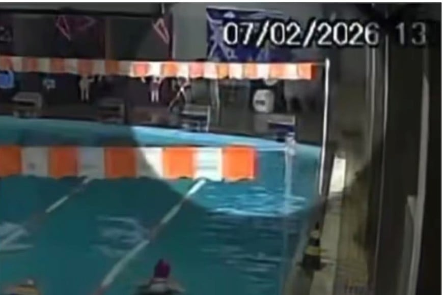 El empleado dejó la mezcla preparada junto a la pileta.