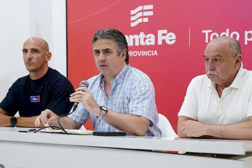 Cococcioni acompañado por los secretarios Esteban Santantino y Omar Pereira. "Usar a la institución policial para minar la política de seguridad es cruzar una línea que no vamos a permitir", advirtió el ministro.