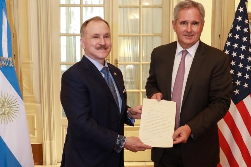 Peter Lamelas, emabjador de Estados Unidos en Argentina, junto al canciller argentino, Pablo Quirno. Crédito: Cancillería Argentina