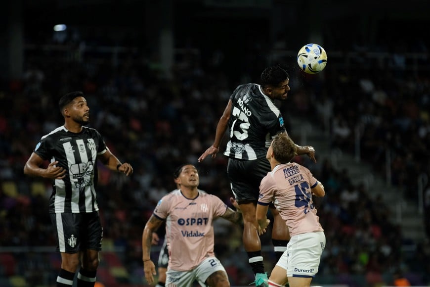 En este caso se trata de una jugada en ataque de Unión, pero el juego aéreo se ha convertido en un problema a resolver. Así llegó el gol de los santiagueños. En esta escena, rechaza Moyano (de buen partido).
