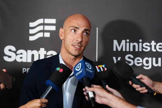 Esteban Santantino brindó la conferencia en Rosario tras la protesta frente a la Jefatura de la Unidad Regional II.