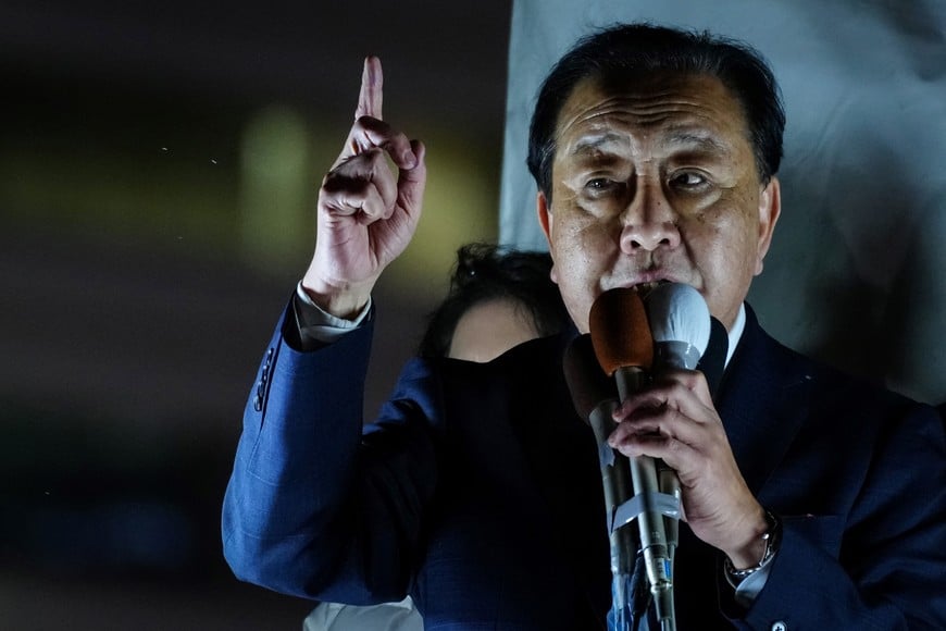 (260209) -- TOKIO, 9 febrero, 2026 (Xinhua) -- Yoshihiko Noda, colíder del principal partido de oposición de Japón, Alianza Reformista Centrista, pronuncia un discurso en la calle, en Tokio, Japón, el 9 de febrero de 2026. Yoshihiko Noda y Tetsuo Saito, colíderes del principal partido de oposición de Japón, Alianza Reformista Centrista, anunciaron el lunes que renunciarán a sus cargos para hacerse responsables por la derrota de su partido en las elecciones de la Cámara de Representantes. (Xinhua/Jia Haocheng) (rtg) (ah) (vf)