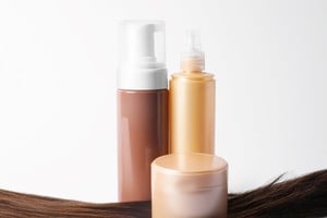 Entre los productos alcanzados se encuentran shampoos, mascarillas, sérums, tónicos capilares y tratamientos de alisado