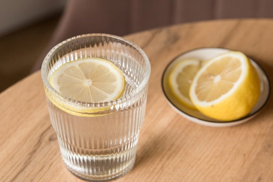 El agua con limón puede favorecer la digestión.