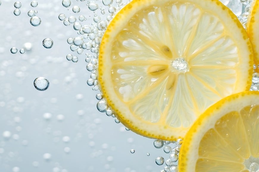 El ácido cítrico, una de las sustancias más conocidas del limón, está presente junto con otros compuestos antioxidantes.
