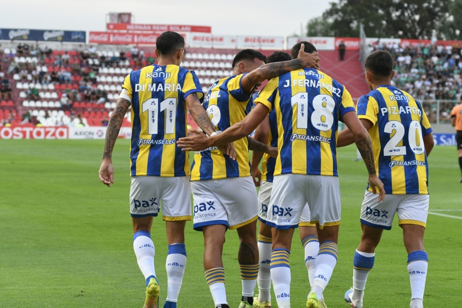 Di María jugó en Unión y le regalaron una camiseta.