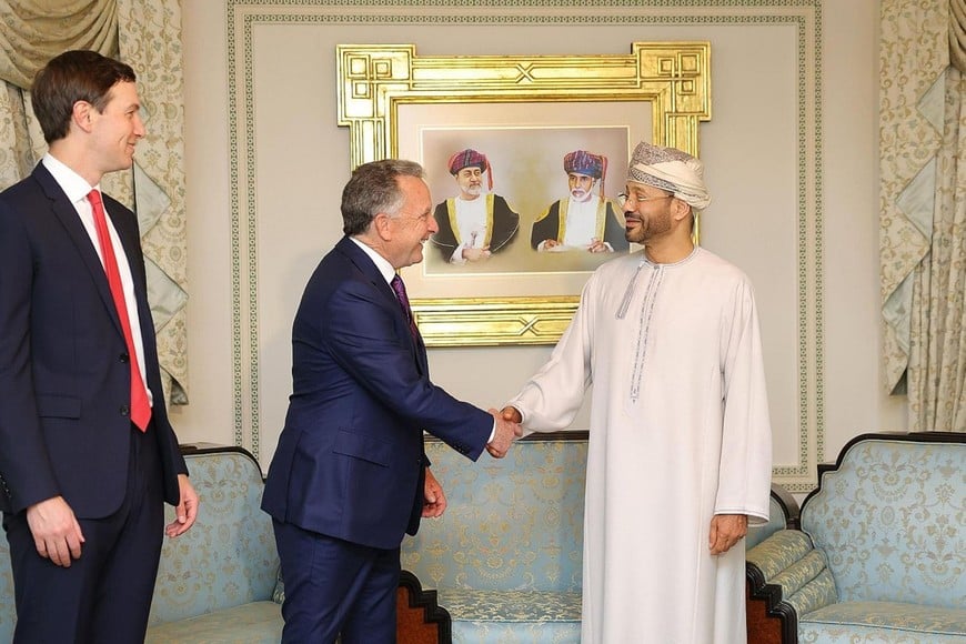 Reunión y negociaciones en Mascate, Omán. El enviado especial estadounidense, Steve Witkoff, estrecha la mano del ministro de Asuntos Exteriores anfitrión, Badr bin Hamad al-Busaidi, mientras Jared Kushner observa.