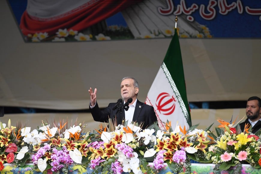 (260211) -- TEHERAN, 11 febrero, 2026 (Xinhua) -- El presidente iraní, Masoud Pezeshkian, pronuncia un discurso en las celebraciones para conmemorar el 47º aniversario de la Revolución Islámica de 1979, en Teherán, Irán, el 11 de febrero de 2026. Pezeshkian afirmó el miércoles que el "muro de desconfianza" creado por Occidente y las exigencias excesivas de Estados Unidos obstaculizan el progreso de las conversaciones nucleares entre Teherán y Washington. El mandatario hizo estas declaraciones durante un discurso pronunciado en las celebraciones realizadas en la capital iraní para conmemorar el 47º aniversario de la Revolución Islámica de 1979. Pezeshkian aseguró que Irán no busca armas nucleares y que está "dispuesto a cualquier verificación al respecto". (Xinhua/Shadati) (jg) (da) (vf)