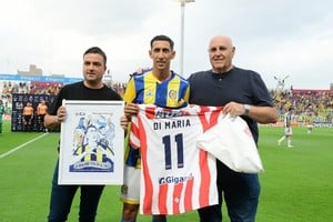 Di María jugó en Unión y le reglaron una camiseta.