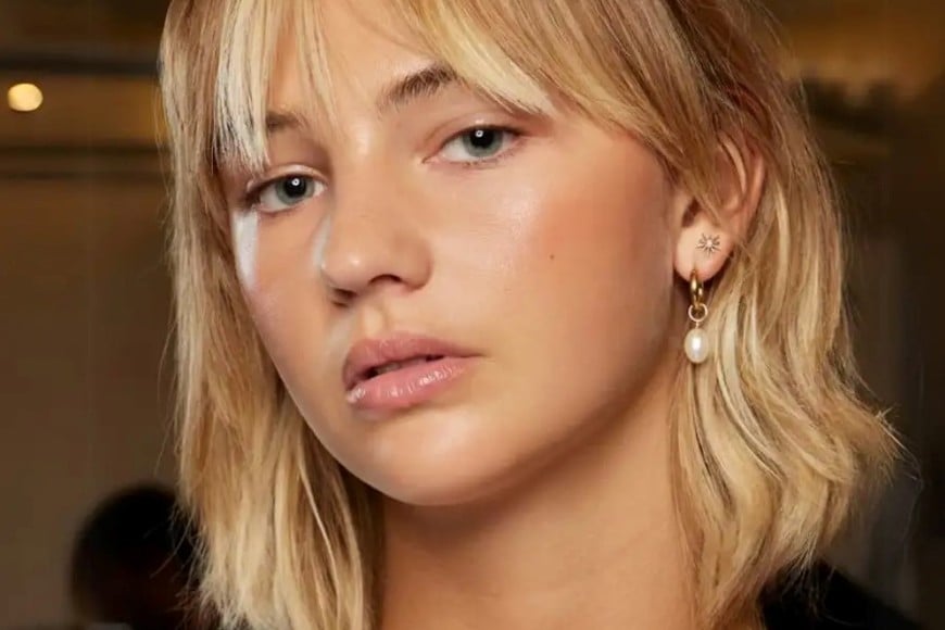 Ideal para un look moderno sin necesidad de peinados complejos.