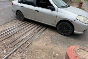 Un peligroso bache complica el tránsito en Las Heras y Córdoba