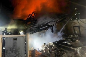 Bomberos trabajaron en el incendio tras el ataque con dron en Bohodukhiv, región de Járkiv.