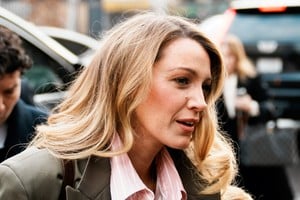 Lively llegó acompañada de asistentes, Baldoni con su esposa Emily. Crédito: REUTERS.