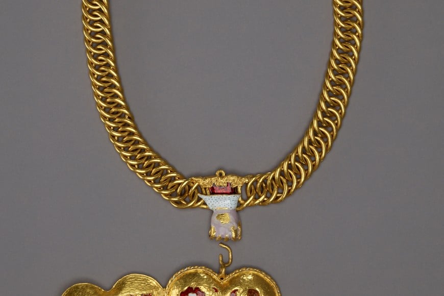 The Tudor Heart pendant, linked to Britain's King Henry VIII and his first wife Katherine of Aragon, which the British Museum acquired after raising 3.5 million pounds, in this undated handout image. The British Museum/Handout via REUTERS. THIS IMAGE HAS BEEN SUPPLIED BY A THIRD PARTY. NO RESALES. NO ARCHIVES.