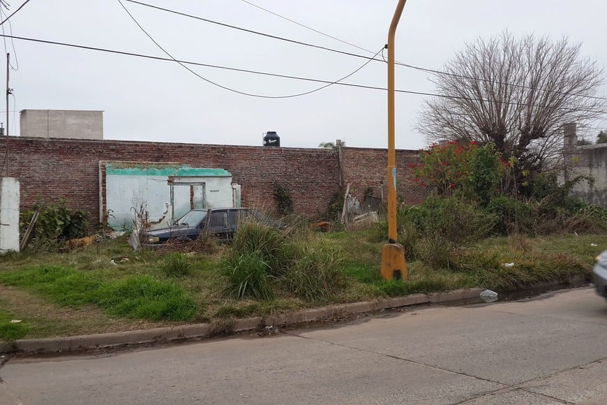 Hasta un auto abandonado en un baldío de M. Candioti y Alberdi. Crédito: Archivo
