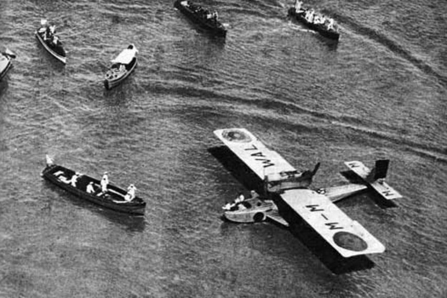 Acuatizaje del Plus Ultra en el río de la Plata, frente a Buenos Aires, 10 de febrero de 1926.
