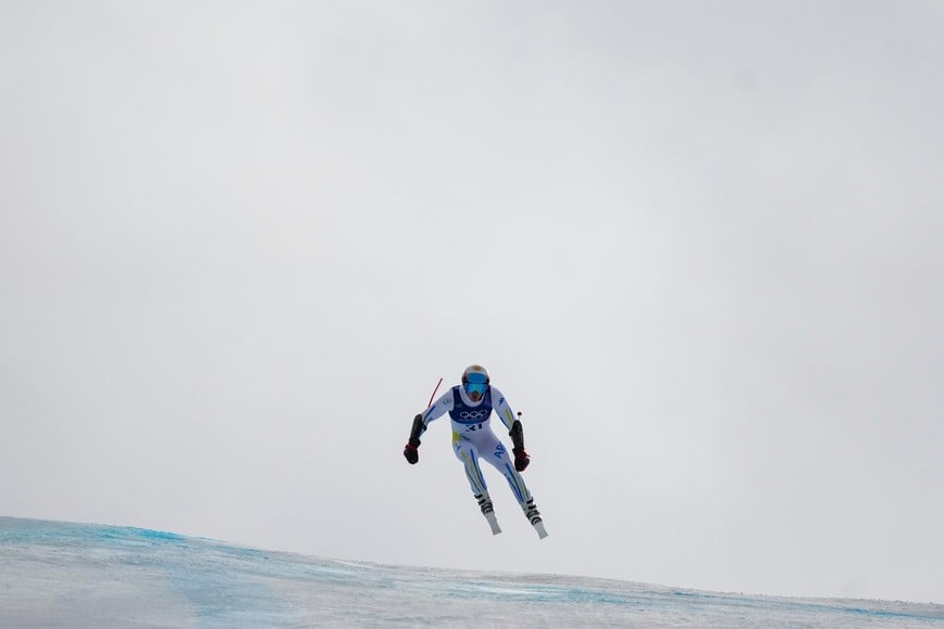 (260211) -- BORMIO, 11 febrero, 2026 (Xinhua) -- Tiziano Gravier, de Argentina, compite durante el Súper-G masculino de esquí alpino de los Juegos Olímpicos de Invierno Milán-Cortina 2026, en Bormio, Italia, el 11 de febrero de 2026. (Xinhua/Hu Huhu) (jg) (da)