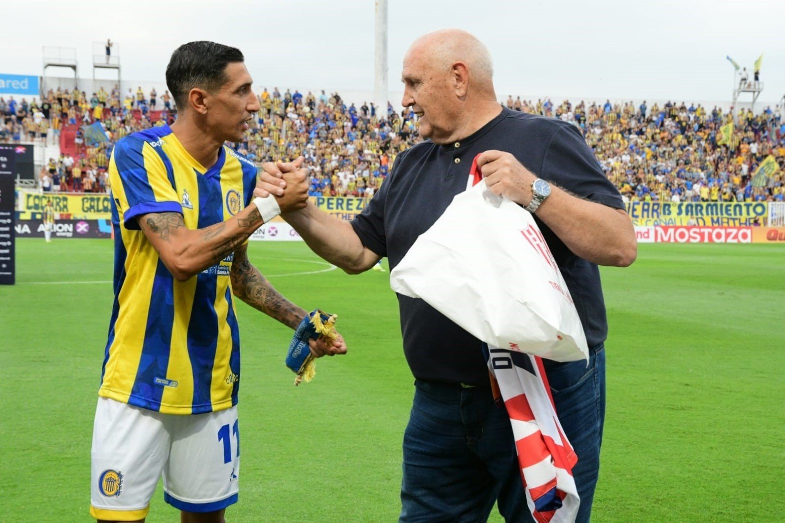 Di María jugó en Unión y le regalaron una camiseta.