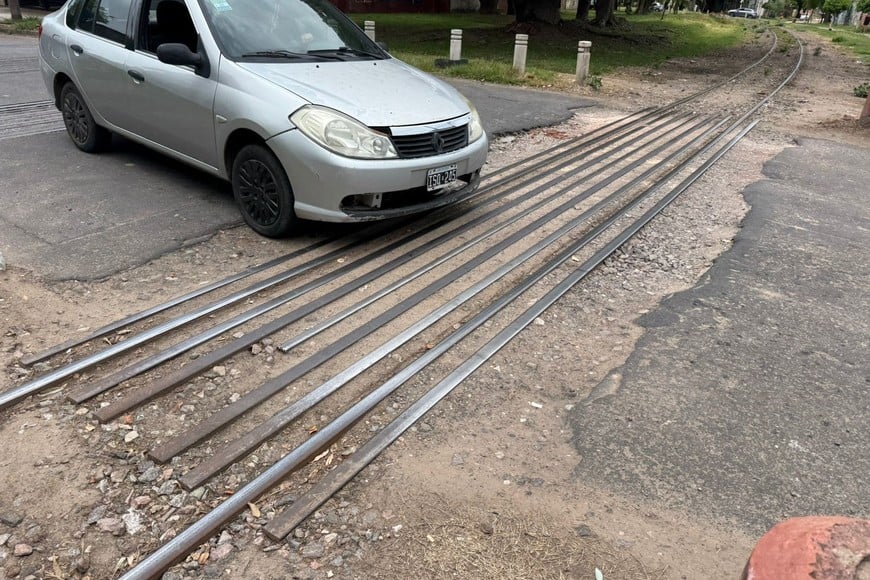 Un peligroso bache complica el tránsito en Las Heras y Córdoba