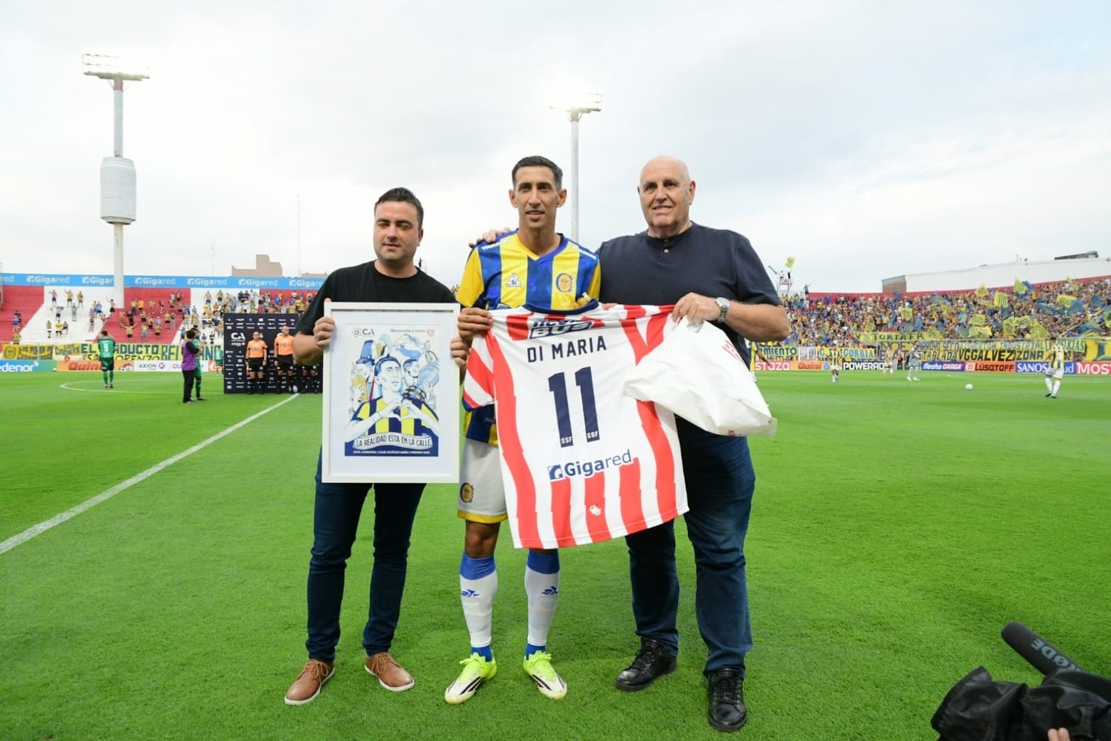 Di María jugó en Unión y le regalaron una camiseta.