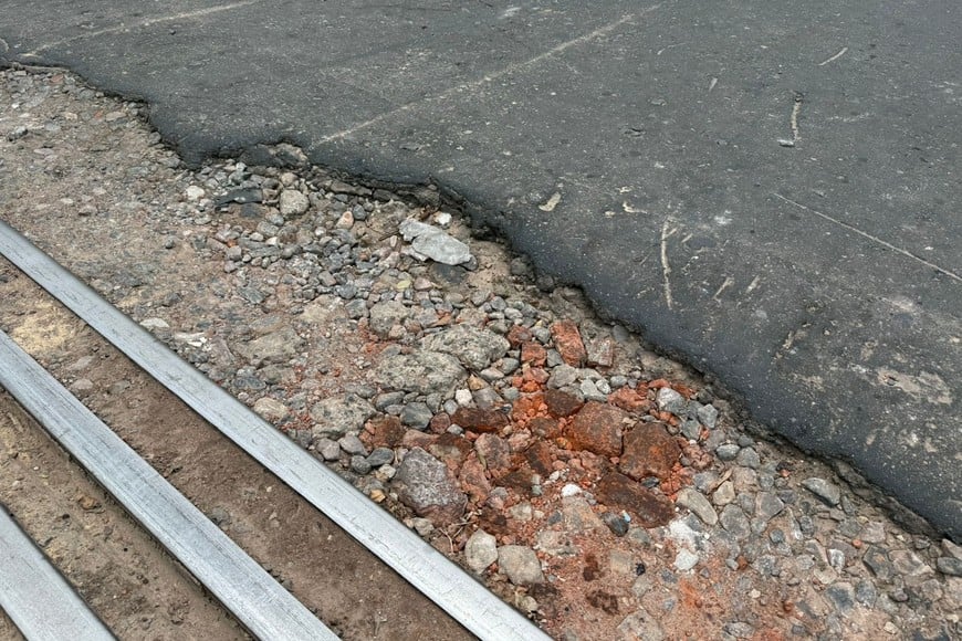 Un peligroso bache complica el tránsito en Las Heras y Córdoba