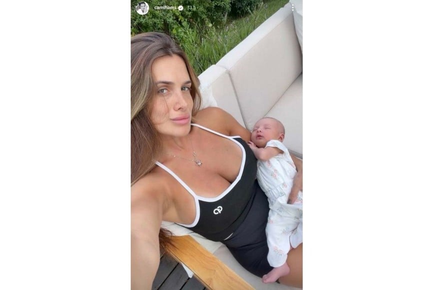 Primera vez: la modelo dejó ver la carita de la beba, nacida hace dos semanas, y la publicación generó una ola de ternura entre sus seguidores.