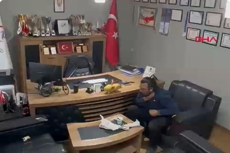 El momento en que se ahoga con comida Ilyas Yildir